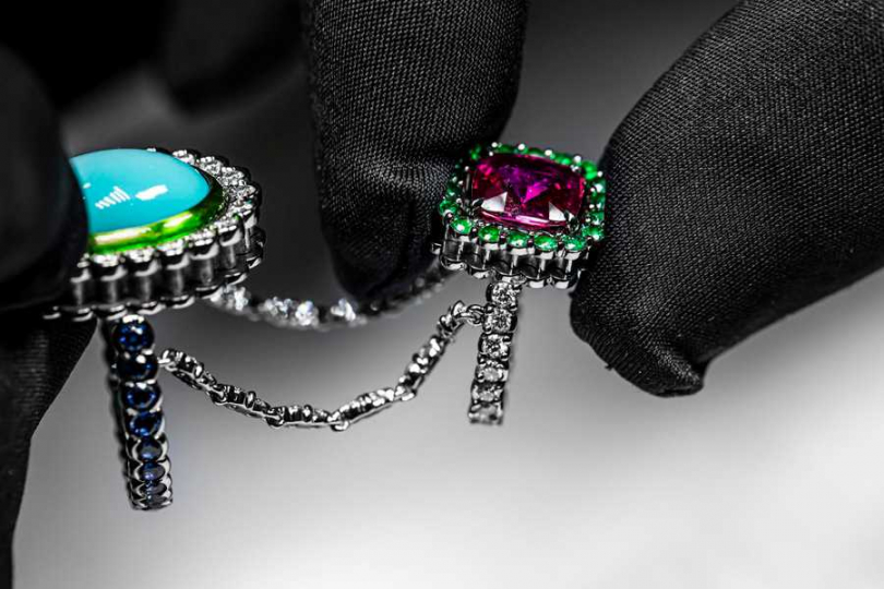 DIOR「Dior et Moi」綠松石與粉紅藍寶石指骨鍊戒（圖片提供╱DIOR）