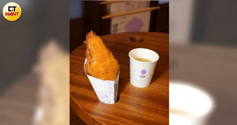 「金沙芋泥可頌」使用丹麥LURPAK天然發酵奶油,並搭配質地細緻的吉安芋與紅土鹹鴨蛋,只有在花蓮才吃得到。(150元,圖/魏妤靜攝)