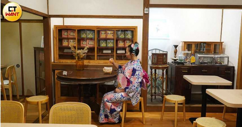 一走進貓丁目內用空間便感受到日式復古氛圍。(圖/魏妤靜攝)
