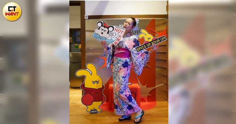 DoGa辣味零食專賣店內設有打卡點,可以用花蓮米老鼠與品牌吉祥物「DoGa」的打卡板留下有趣回憶。(圖/魏妤靜攝)