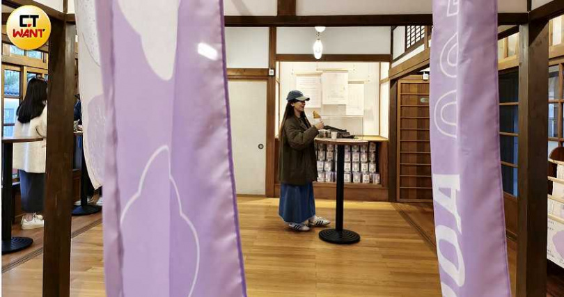 「OOA將軍府x陳耀訓‧麵包埠」提供立食桌,空間也巧妙地注入印刷報紙的紙卷、滾筒和油墨等元素。(圖/魏妤靜攝)