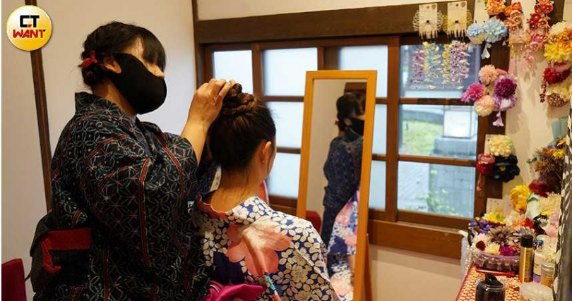「花凜和服屋」的凜匠(左)會為體驗的遊客做簡單盤髮與髮飾點綴。(圖/魏妤靜攝)