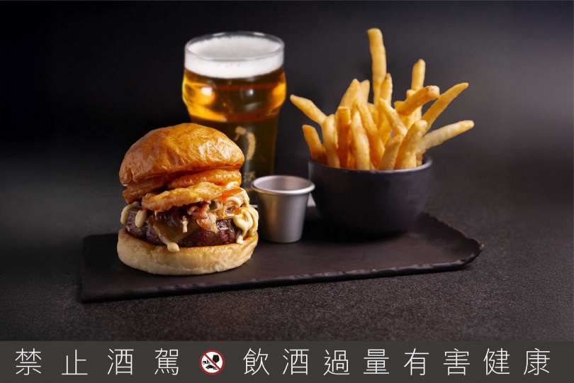 INGE’S Bar & Grill「乾式熟成美國牛肉功夫漢堡套餐」含精選啤酒乙杯,每份990元+10%,凡點用該套餐再享INGE’S精選啤酒續杯半價優惠乙次。(圖/台北萬豪酒店提供)
