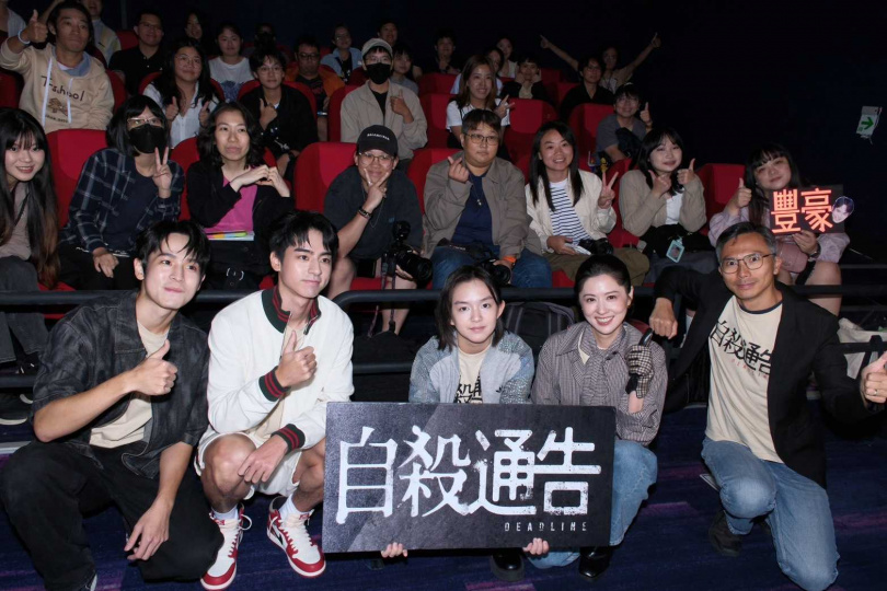 導演周冠威（右起）帶著演員林予晞、戴雅芝、劉敬、張豐豪一起跑宣傳行程。（圖／本萃電影提供）