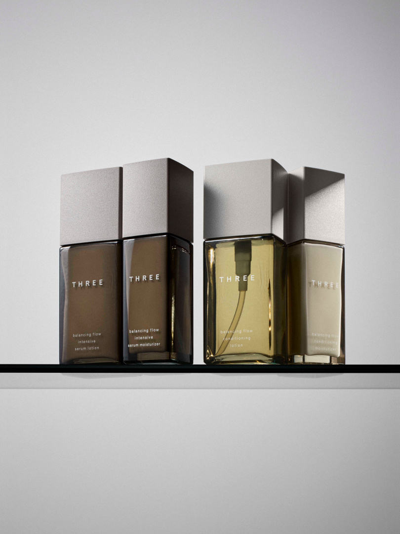 THREE平衡調律肌活精萃露120ml／2,500元、平衡調律肌活精萃乳80ml／2,800元。THREE平衡調律水凝露120ml／1,650元、平衡調律水凝乳80ml／2,100元。（圖／品牌提供）