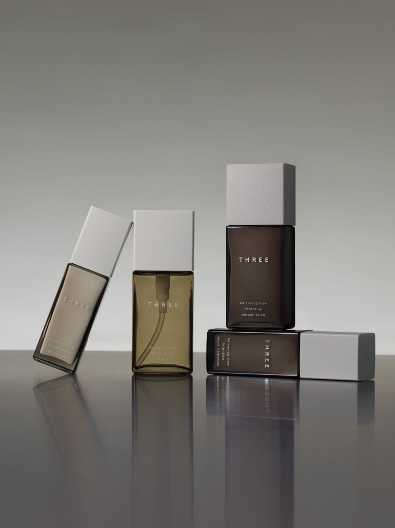 THREE平衡調律肌活精萃露120ml／2,500元、平衡調律肌活精萃乳80ml／2,800元。THREE平衡調律水凝露120ml／1,650元、平衡調律水凝乳80ml／2,100元。（圖／品牌提供）