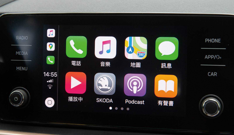 中控台為8吋懸浮式觸控螢幕，支援Apple CarPlay和Android Auto手機連結功能。（圖／黃耀徵攝）