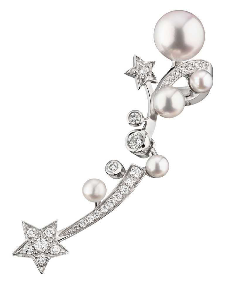 CHANEL「Comète Perlée」單邊耳環╱18K白金，鑲嵌5顆日本養殖珍珠、26顆總重約0.31克拉明亮式切割鑽石╱300,000元。（圖╱CHANEL提供）
