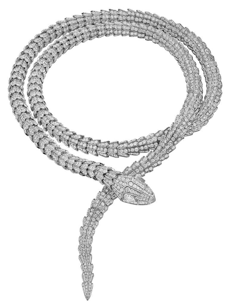 BVLGARI「Serpenti」系列頂級祖母綠與鑽石頸鍊╱頂級白K金項鍊，鑲嵌2顆梨形切割祖母綠於蛇眼，密鑲鑽石鑲飾╱13,000,000元。（圖╱BVLGARI提供）