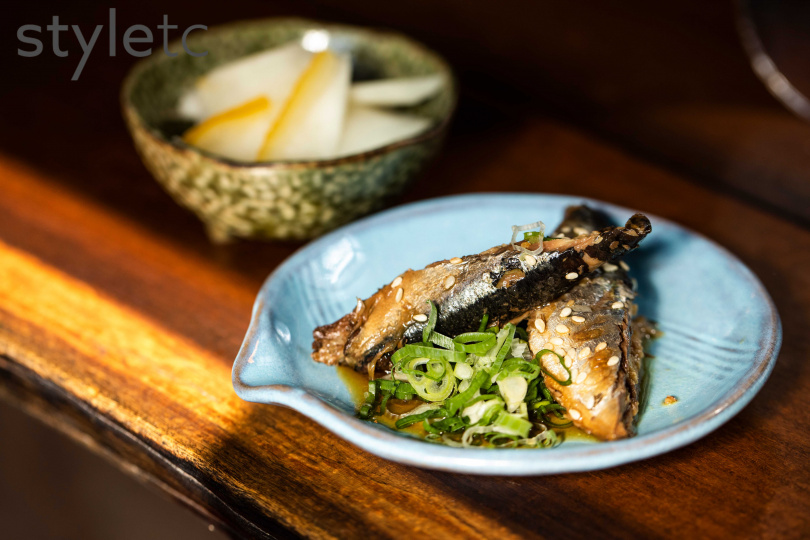 日式常備小菜「佃煮秋刀魚」，愈咀嚼愈顯出甘甜。（50元，圖／莊立人攝）
