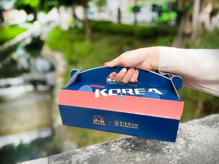 「正韓半半炸雞」配上時尚又前衛的全新韓式風格提盒，野餐或街頭打卡怎麼拍都很適合。