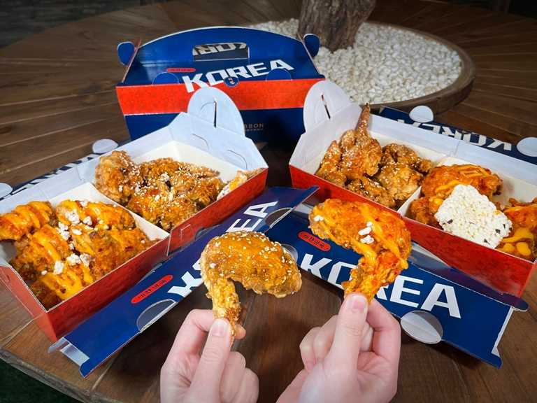 民眾一次可吃到「稻香煙燻炭烤炸雞」與「韓式泡菜起司炸雞」兩種風味。