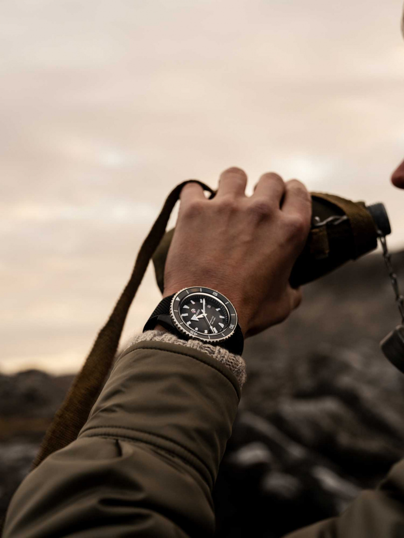 Rado瑞士雷達表Captain Cook庫克船長高科技陶瓷潛水腕錶，建議售價TWD 92,800錶。