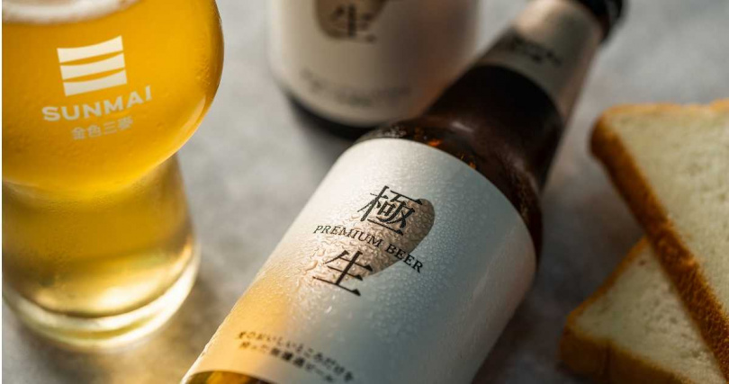 酒標大面積留白，將視覺聚焦在中央麥穗，象徵啤酒呈現出小麥食材細膩的工藝面向。（圖／SUNMAI金色三麥提供）　