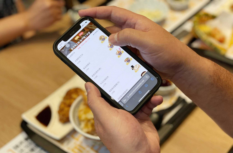 金子半之助更推出線上APP點餐服務，吃貨們只要掃描QR Code即可快速點餐，不用再為了美食排隊排到腳痠啦！