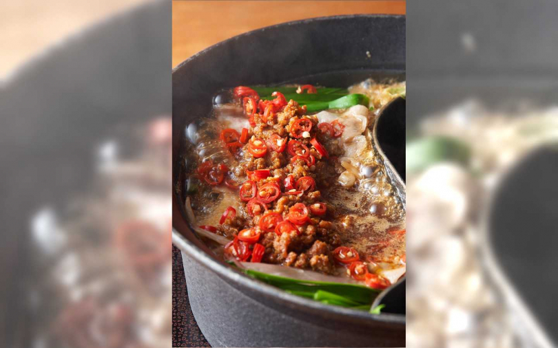 紅綠配色的日式担担肉鍋。
