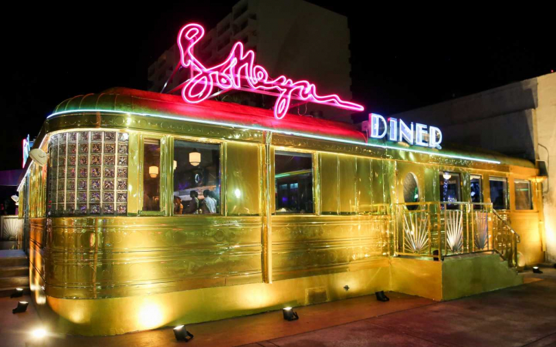 以繽紛的霓虹燈搭配金色不鏽鋼餐車外觀，跟本就是網美餐廳。（圖／品牌提供）