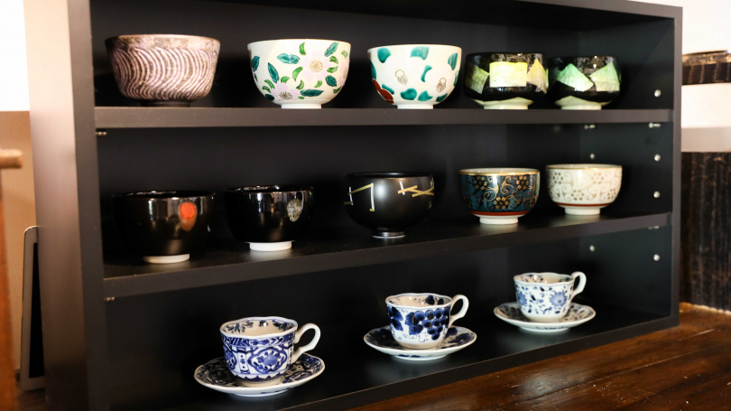 店內展售來自日本京都、金澤的茶碗與咖啡杯，以及討喜的招財貓與京都鹹米果等選物，客人若喜歡也可以買回家。（圖／侯世駿攝）