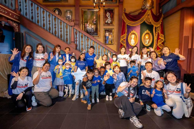約130位來自香港、新加坡、菲律賓當地願望成真基金分會及台灣喜願協會的賓客抵港蒞臨「魔雪奇緣世界」，一同參與「夏雪節願望慶典」（圖／香港迪士尼提供）