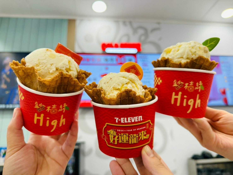 7-ELEVEN酷聖石複合店推出「蘋安旺來」蘋果鳳梨酥冰淇淋，以鳳梨果丁mix蘋果風味冰淇淋加上酥脆餅乾。