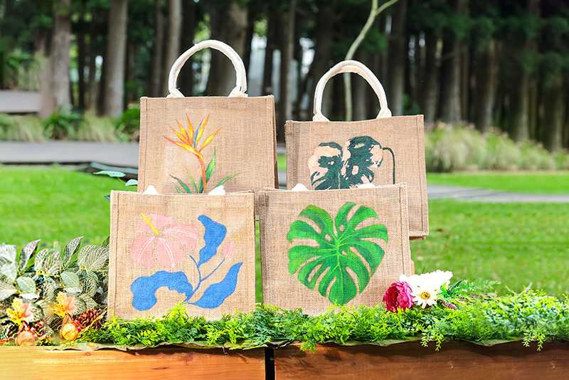 在島國手作工作坊可體驗異國感滿滿的手繪托特包，把創意帶回家。（圖／雄獅文具想像力製造所提供）