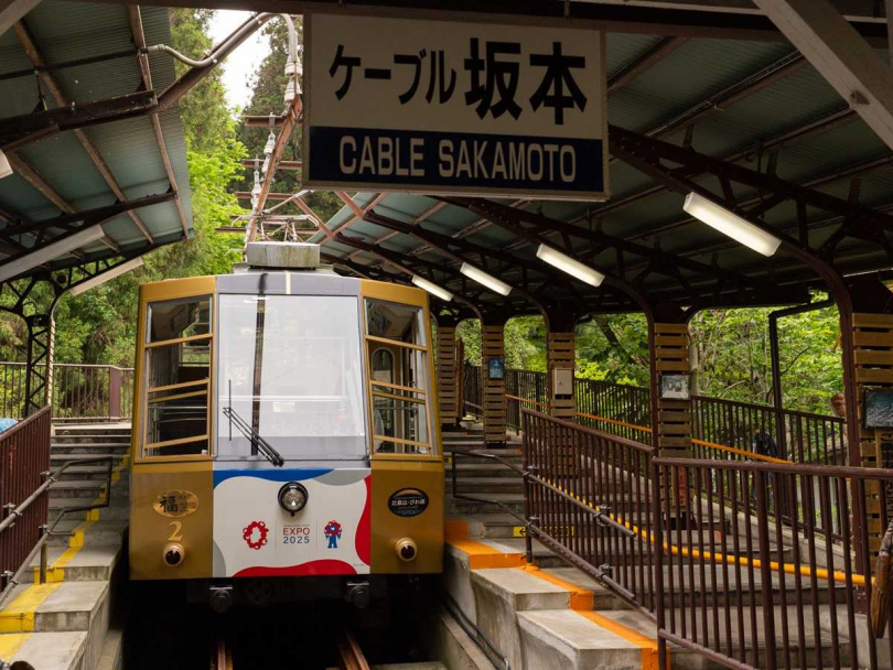 從坂本門前町「纜車坂本站」出發,可搭乘全長2,025公尺的「坂本纜車」。(圖/業者提供)