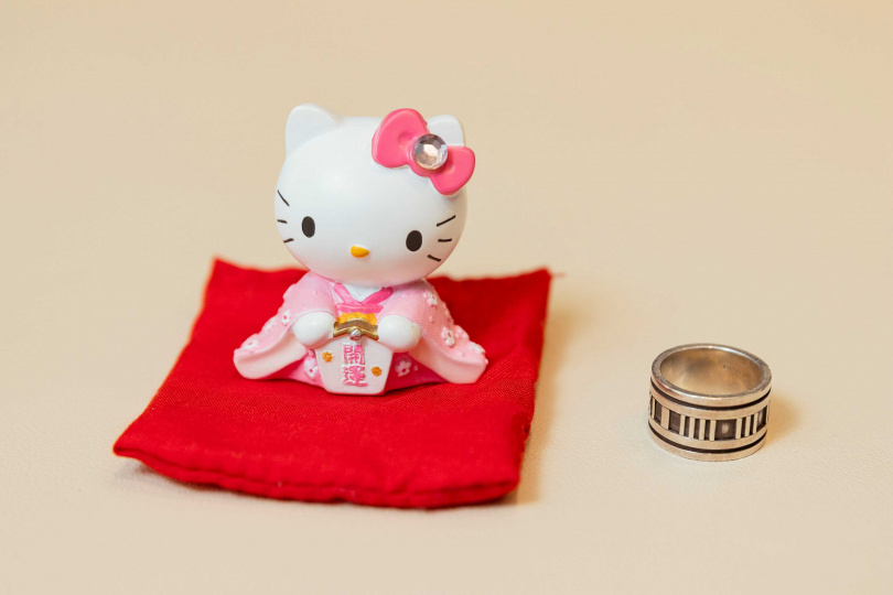 朴靖恆獨自離家打拚，Hello Kitty跟爸爸送的戒指，象徵爸媽的陪伴。（圖／楊澍攝）