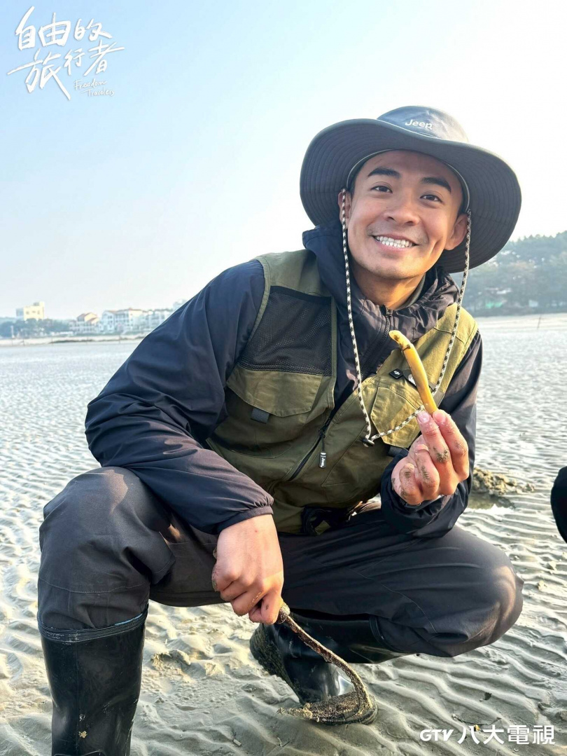 融融體驗徒手挖掘有「海中人參」之稱的竹蟶。(圖/八大提供)