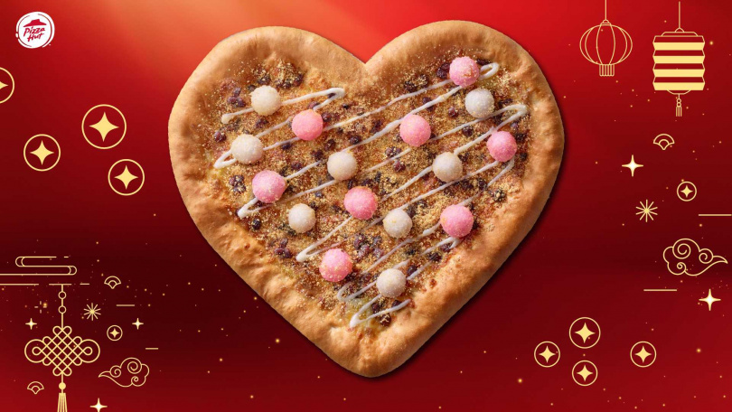 必勝客「花好月圓愛心比薩」成為今年春節團圓最受歡迎的甜點!飯後加點一份象徵甜蜜圓滿的「花好月圓愛心比薩」,為新春聚會畫下完美句點!(圖/必勝客提供)