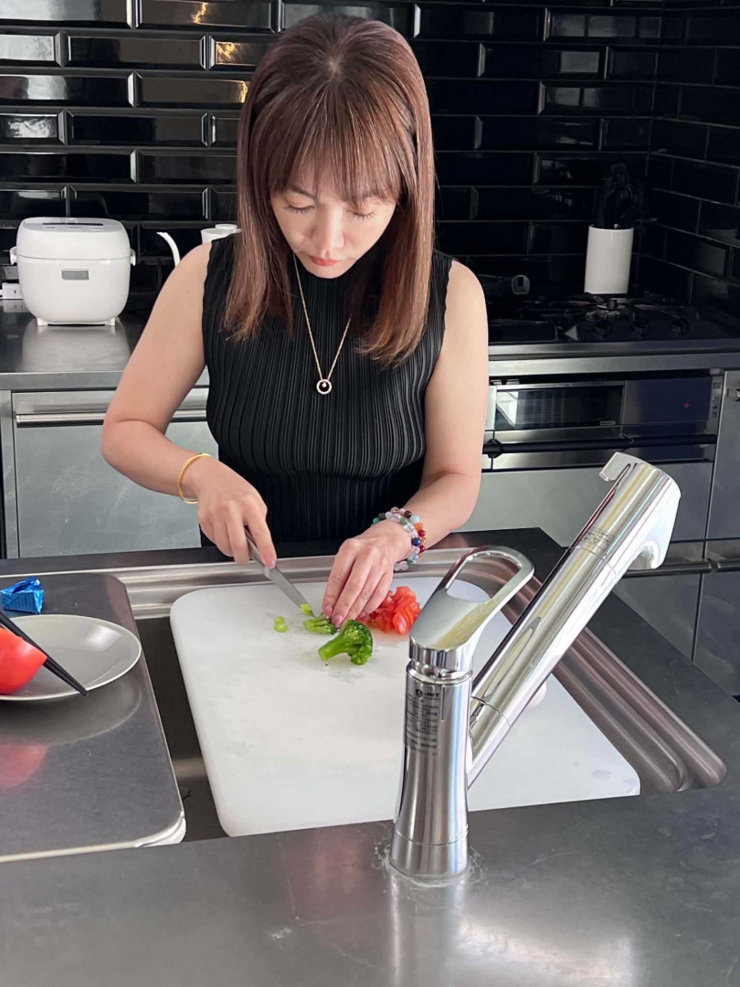 蕭彤雯覺得「Nicole's Home」的廚房比她自家還完美,一定要自己下廚感受一下。(圖/蕭彤雯提供)