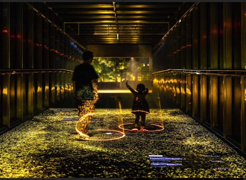 藝術家蔡宜婷與黑川互動媒體藝術的作品「光廊」，讓民眾手機裡的畫面也能成為作品的一部份。（圖／都市藝術工作室）