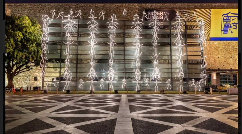 法國的萊普斯團隊讓一百個燈管小人爬上美術館牆面。（圖／都市藝術工作室）