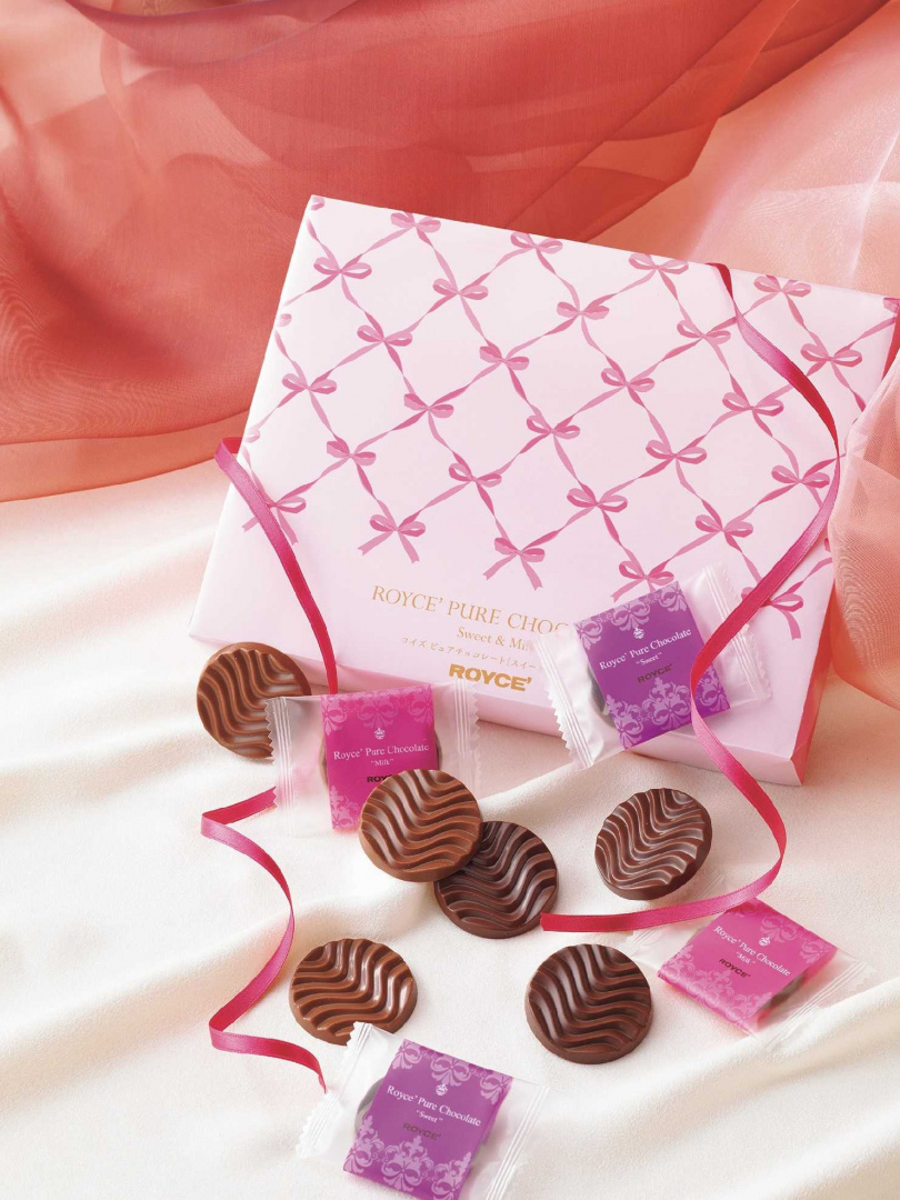 招牌的「甜味及牛奶口味醇巧克力」推出粉紅緞帶情人節限定包裝，售價620元。粉紅緞帶包裝再搭配40枚粉色及紫色獨立包裝的醇巧克力，裡外包裝皆都是可愛的玫瑰粉色。