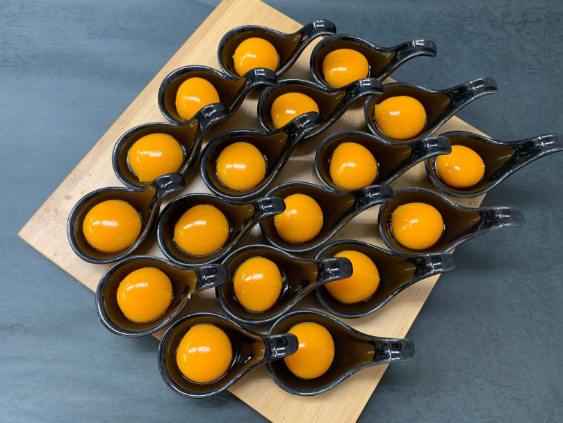 高檔分子料理「芒果BOM」，你能想像裝在湯匙中端上餐桌的飽滿蛋黃，其實是芒果做成的嗎？
