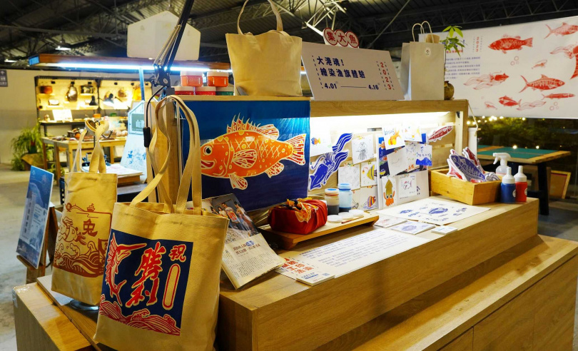 山津塢持續推出付費絹印袋包、明信片等體驗，亦可挑選現場櫃位上的各式文創商品。