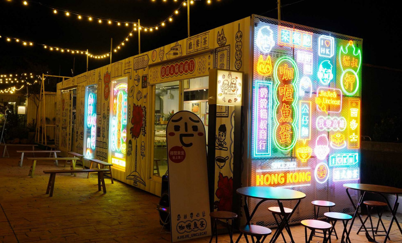 「爵爵&貓叔商行」棧貳庫二店以霓虹燈牌打造得相當可愛，店家還會一直播放經典粵語歌曲。