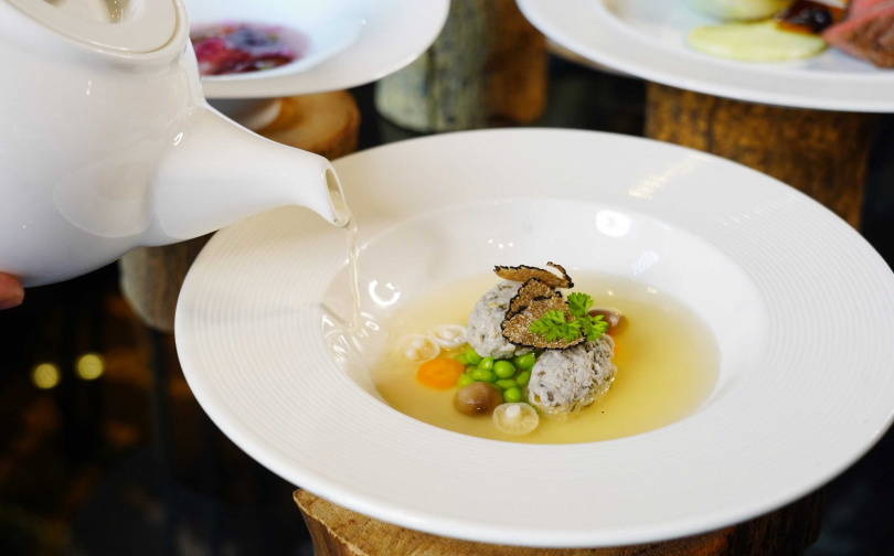 賈永婕設計的湯品特別加入剝皮辣椒做出中西融合的風格。