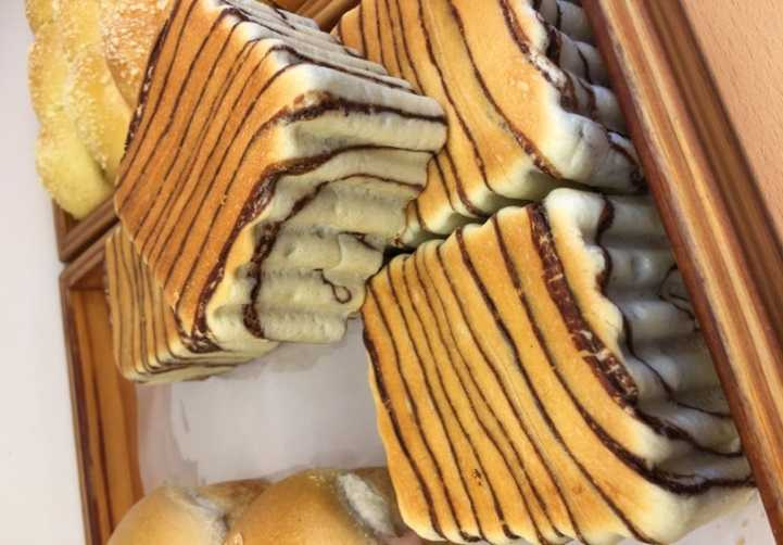 位於宜蘭東港路上的「雅客登西點麵包」，小小的麵包店裡擺滿多種口味的麵包，其中的大理石巧克力麵包尤其吸睛。