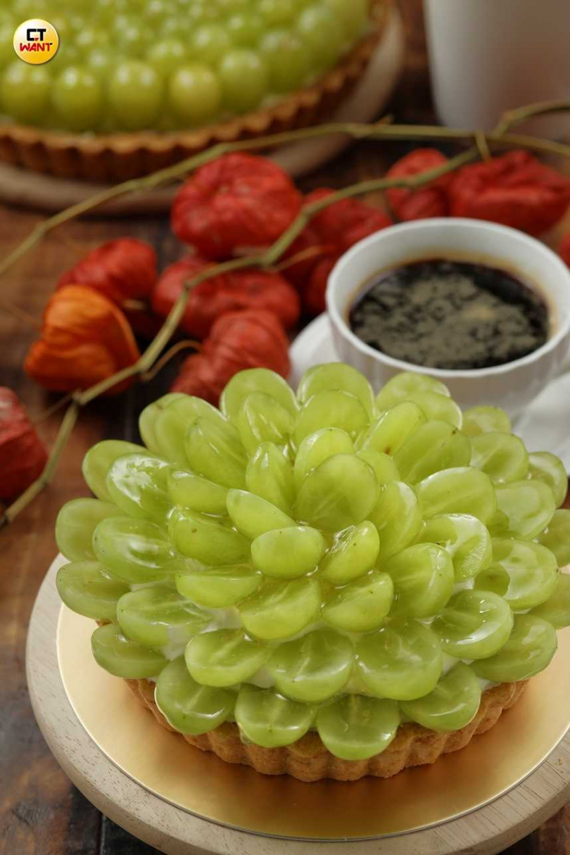 花狀「翠玉葡萄卡士達派」基底是清爽的香酥派餅。（圖／于魯光攝）
