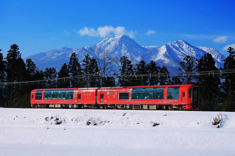 「越後心動鐵道雪月花號」擁有超大車窗，能眺望日本海與妙高山脈景致。（圖／雄獅旅遊提供）
