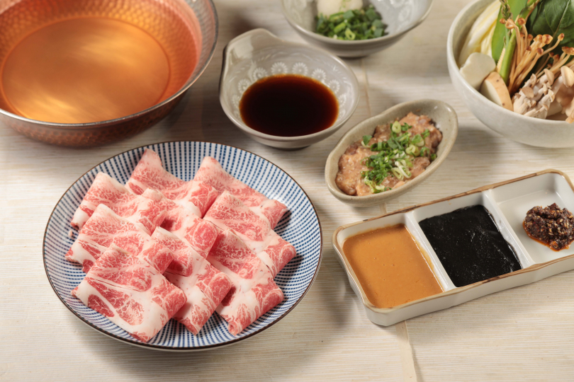 鹹甜交織的「壽喜燒」，是日本傳統認為最適合品嚐日本和牛的吃法。（圖／乾杯集團提供）