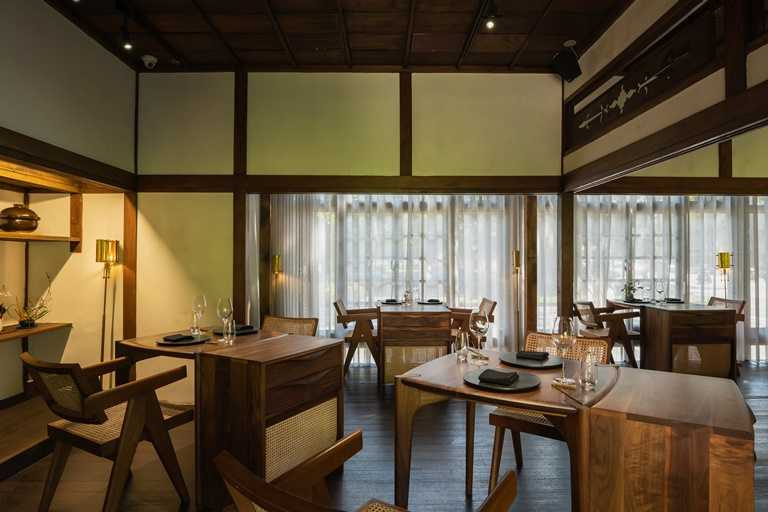 樂埔薈所內部用餐區，手工訂製木頭餐桌及設計師品牌餐椅，與日式老屋風格相呼應。