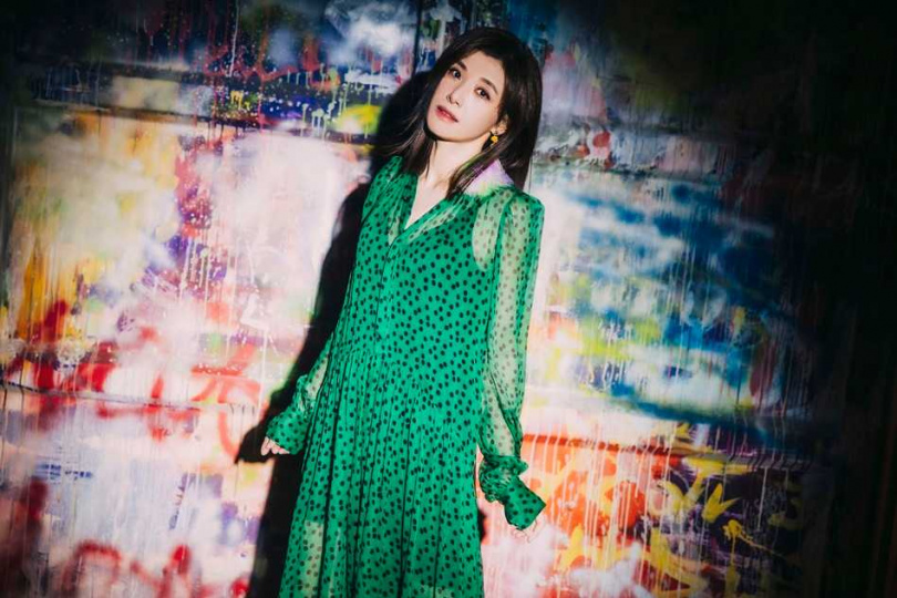 蘇慧倫身穿一席綠洋裝輕盈盎然拍MV。（圖／相信音樂 ）