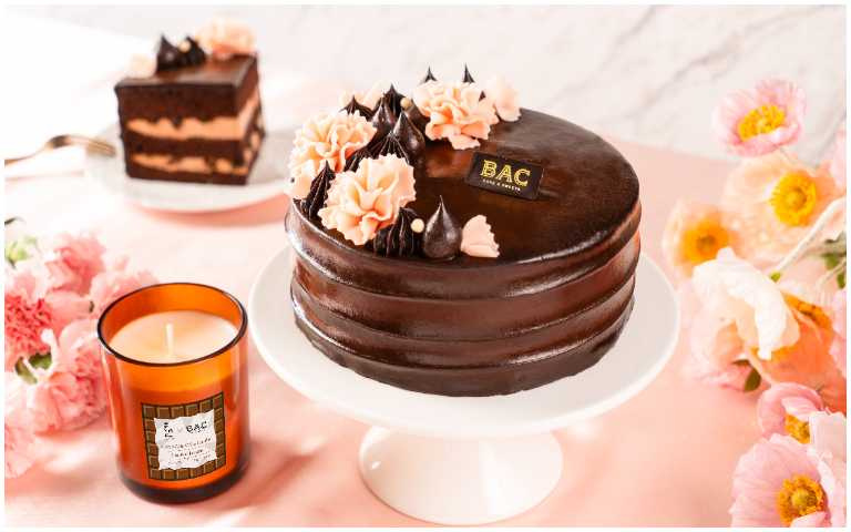 BAC 攜手台灣香氛品牌「炫日芬」訂製推出「甜茶女神 果茶可可香氛燭」，以「可以吃的甜點SPA」為媽媽帶來獨一無二的體驗！