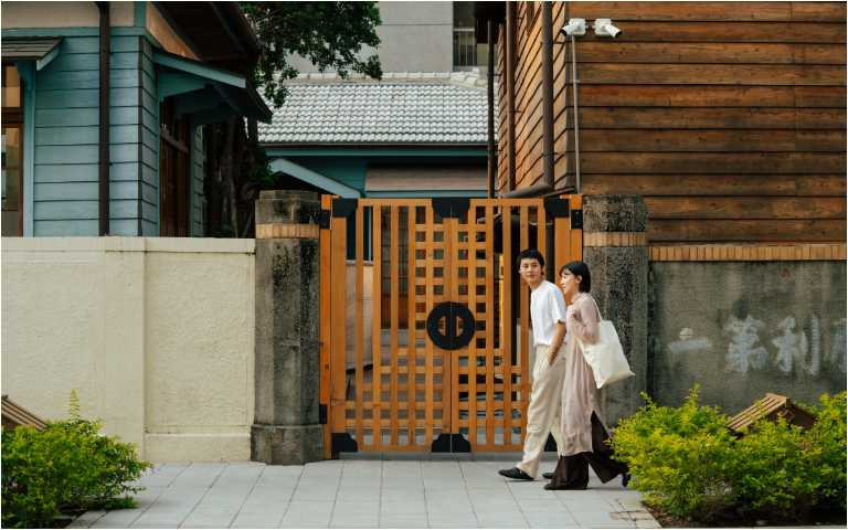 由三座日式建築組成的「東門町1923」，除仍保有清朝遺構龍王廟外，圍牆邊依稀能看見戰後標語「反攻第一、勝利第一」。（圖／留白計畫提供）