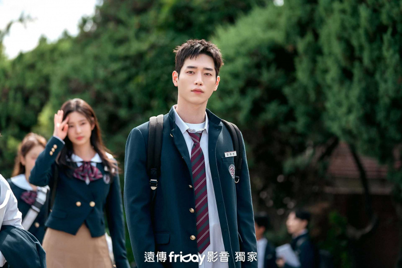 由於角色是臥底潛入學校,31歲的徐康俊穿起高中制服心安理得。(圖/friDay影音提供)