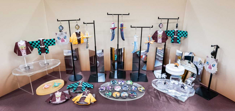 「2025誠品動漫祭」獨家聯名逾20款《鬼滅之刃》商品，就連戰鬥武器「日輪刀」也化身絨毛吊飾。（圖／誠品提供）