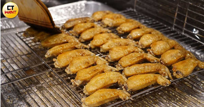 「元祖手羽先唐揚」採先炸後刷醬的處理方式，其醬汁具有細緻質地能深入雞肉內部，帶來自然醇厚的甘甜香氣。（150元／5支，圖／魏妤靜攝）