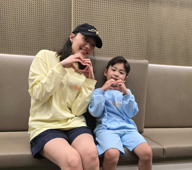 蔡思韵（左2）參與電影《Bluefish》，與韓國演員池承炫（左）、導演李相勳（右）及劇中童星合照。（圖／MOM production limited 提供）