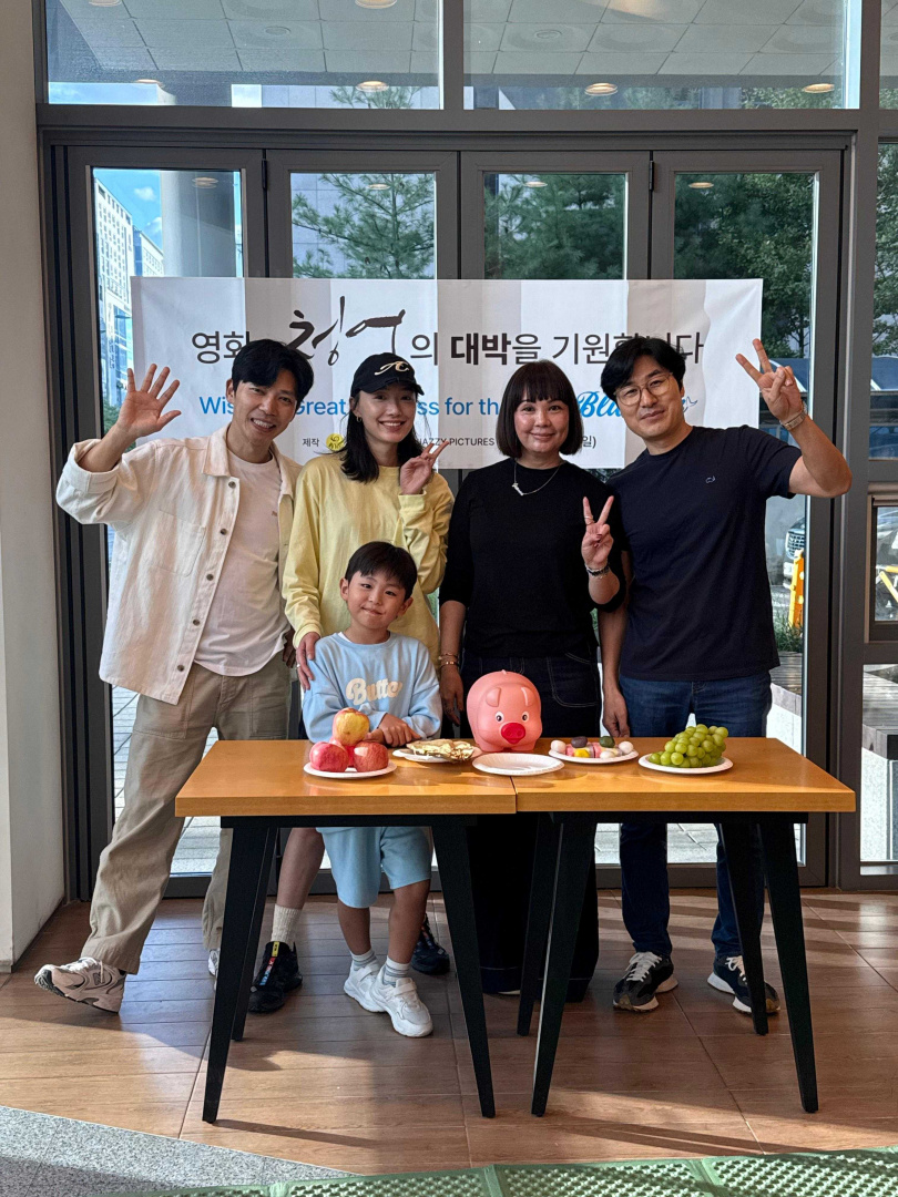 蔡思韵跟片中飾演兒子的童星相處培養感情，兩人不時自拍、擺出可愛表情。（圖／MOM production limited 提供）